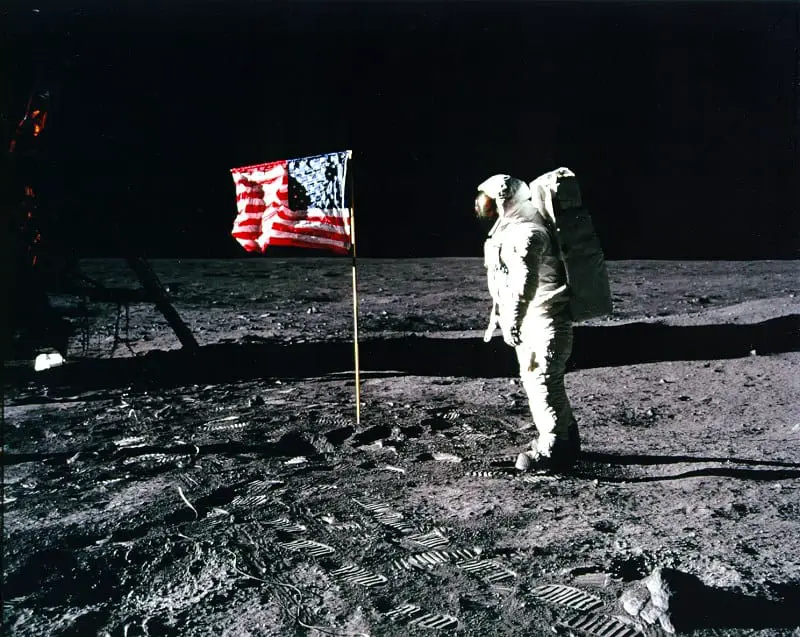Buzz Aldrin and Others ‘Pass UFO Lie Detector Test’ Leaving Experts ‘Convinced’ Aliens Exist Aldrin-flag