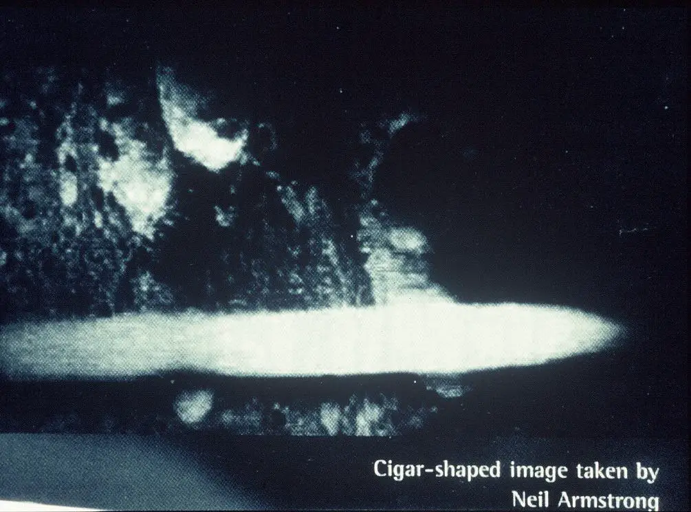 Here Are NASA’s Unreleased Apollo Mission Images They Don’t Want You To See NASa-cigar-shaped-UFO-Moon